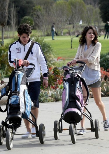 selena-gomez-nick-jonas-2-530x743