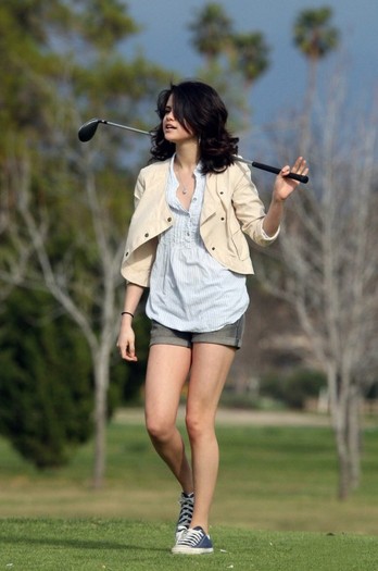 selena-gomez-nick-jonas-3-530x799 - selena gomez si nik jonas la o partida de golf