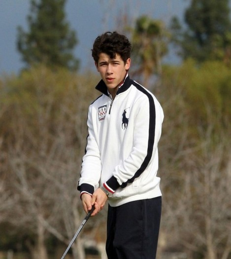 selena-gomez-nick-jonas-18-530x593 - selena gomez si nik jonas la o partida de golf