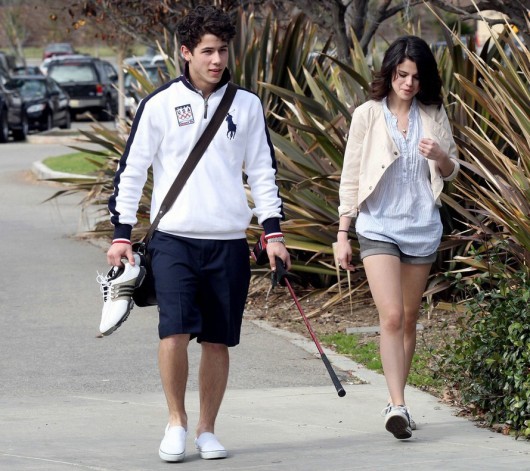 selena-gomez-nick-jonas-20-530x471 - selena gomez si nik jonas la o partida de golf