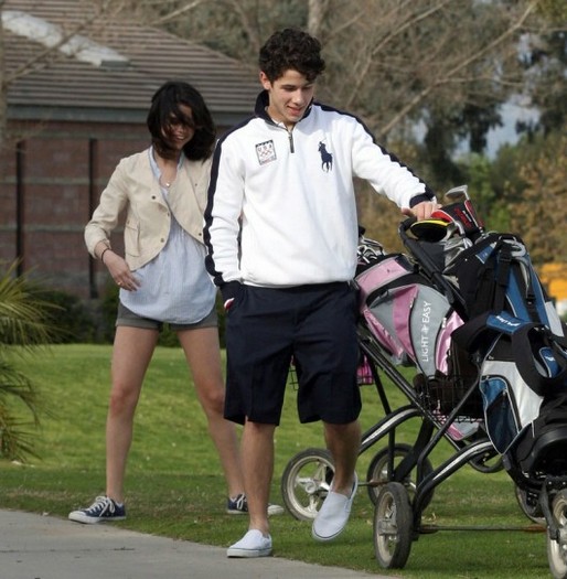 selena-gomez-nick-jonas-9-530x541 - selena gomez si nik jonas la o partida de golf