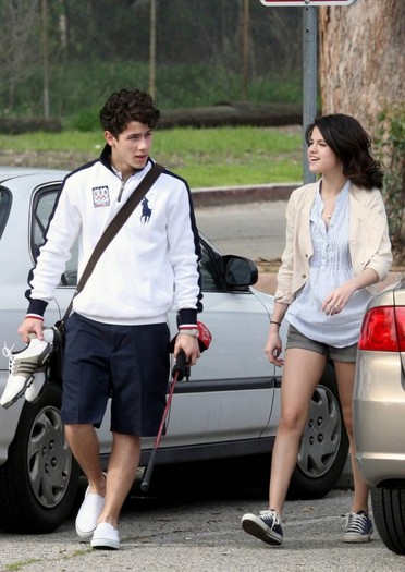 selena-gomez-nick-jonas-14-530x748 - selena gomez si nik jonas la o partida de golf