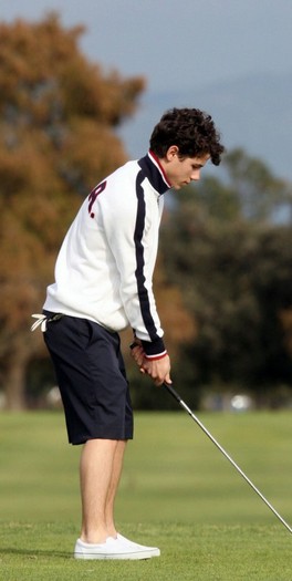 selena-gomez-nick-jonas-15-402x800 - selena gomez si nik jonas la o partida de golf