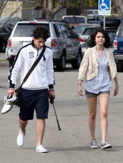 selena-gomez-nick-jonas-17-530x703 - selena gomez si nik jonas la o partida de golf