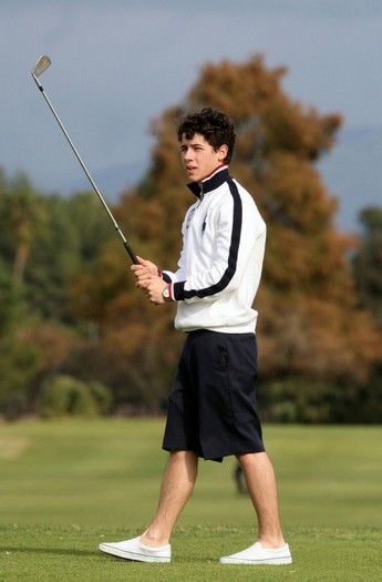 selena-gomez-nick-jonas-10-526x800 - selena gomez si nik jonas la o partida de golf