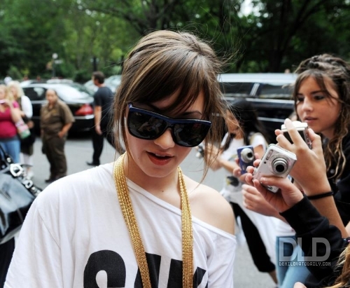 001 - AUGUST 29TH - Leaves her hotel in New York