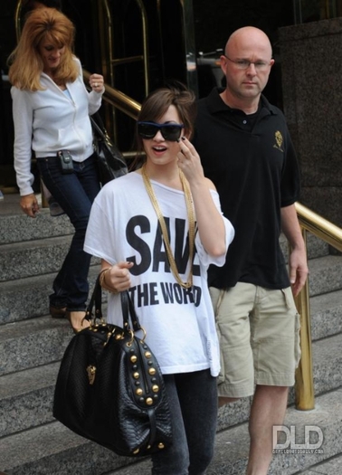 003 - AUGUST 29TH - Leaves her hotel in New York