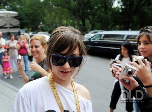 004 - AUGUST 29TH - Leaves her hotel in New York