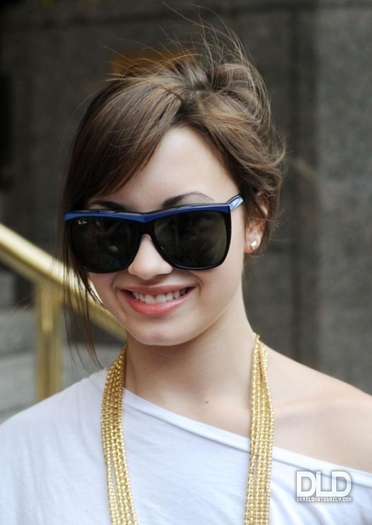 005 - AUGUST 29TH - Leaves her hotel in New York