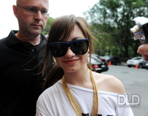 006 - AUGUST 29TH - Leaves her hotel in New York