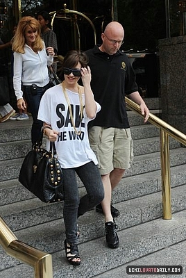 007 - AUGUST 29TH - Leaves her hotel in New York