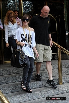 normal_008 - AUGUST 29TH - Leaves her hotel in New York