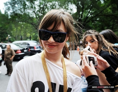 normal_012 - AUGUST 29TH - Leaves her hotel in New York