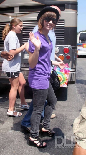 006 - AUGUST 14TH - Spotted as she leaves her hotel in uptown New York