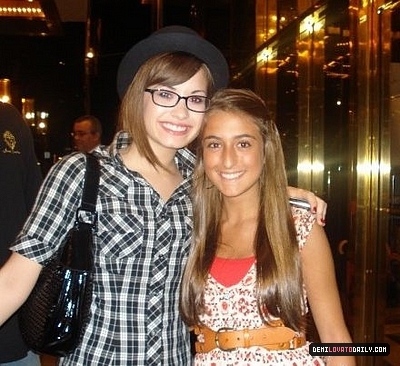 normal_005 - AUGUST 7TH - Poses with fans waiting outside her New York City Hotel