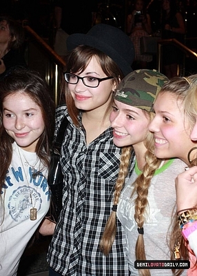 normal_002 - AUGUST 7TH - Poses with fans waiting outside her New York City Hotel