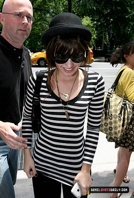 normal_001 - JUNE 11TH - Arriving at her hotel in New York City