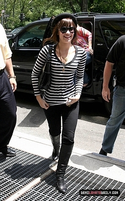 normal_003 - JUNE 11TH - Arriving at her hotel in New York City