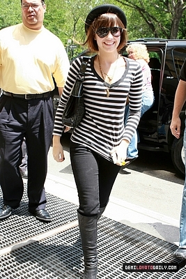 normal_009 - JUNE 11TH - Arriving at her hotel in New York City