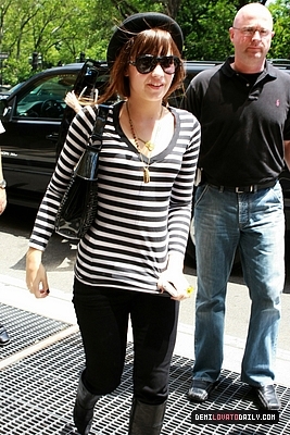 normal_011 - JUNE 11TH - Arriving at her hotel in New York City