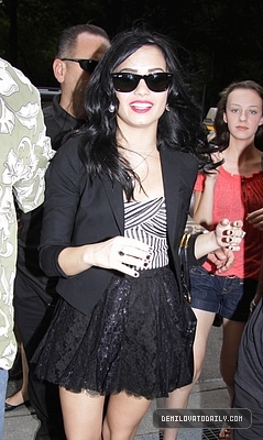 normal_007 - JULY 23RD - Arriving at her hotel in New York City