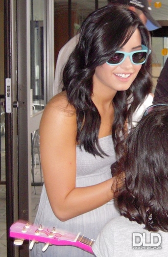 004 - JUNE 21ST - Outside her Hotel in XL Hartford Connecticut