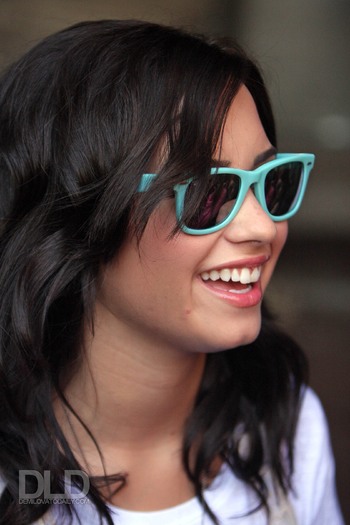 003 - JUNE 15TH - Leaving her London Hotel