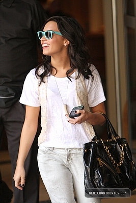 normal_004 - JUNE 15TH - Leaving her London Hotel