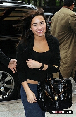 normal_006 - MAY 2ND - Arrives at her Hotel in New York City