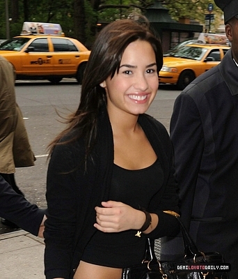 normal_009 - MAY 2ND - Arrives at her Hotel in New York City