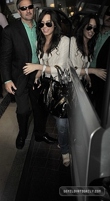 normal_019 - APRIL 23RD - Arriving at the Soho Hotel in London