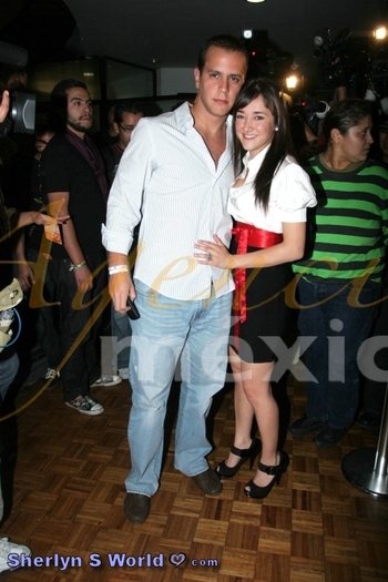 sherlyn_con_su_novio_estreno_mago_de_oz_11-15-09 - 4d