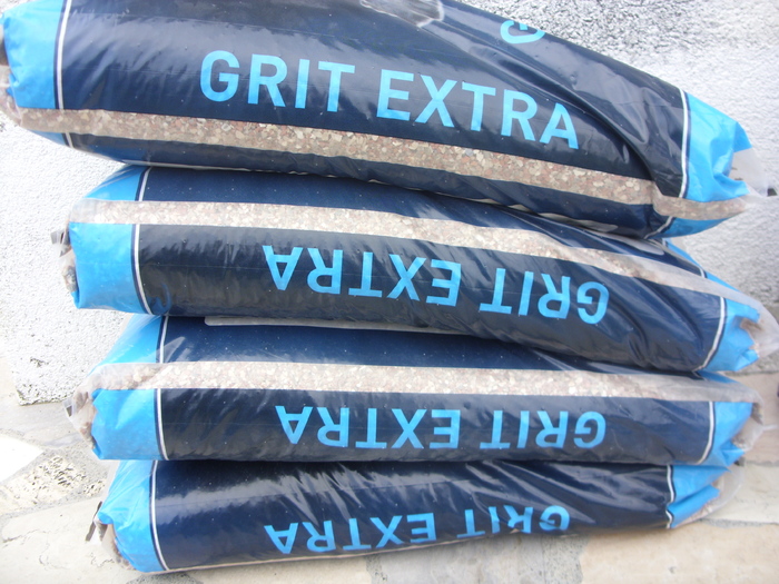 GRIT BEYERS; Contine scoici,caramida,nisip,calciu,saruru minerale etc..
