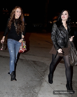 normal_002 - FEBRUARY 2ND Has dinner at Jerry Deli in Studio City with Miley and Liam