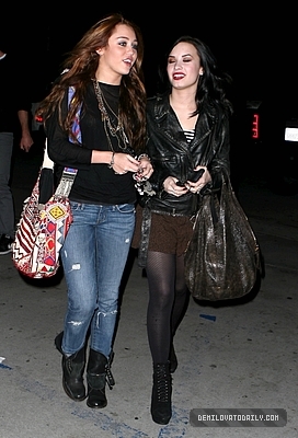 normal_023 - FEBRUARY 2ND Has dinner at Jerry Deli in Studio City with Miley and Liam