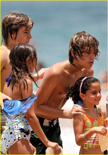 dylan-cole-sprouse-birthday-22 - Cole Sprouse