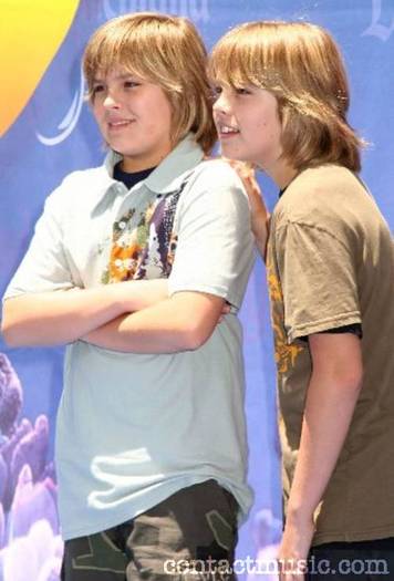 finding_nemo_submarine_voyage_11_wenn1371449 - Cole and Dylan Sprouse