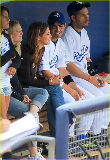 joe-jonas-ashley-greene-dugout-02 - joe jonas se casatoreste cu ashley greene