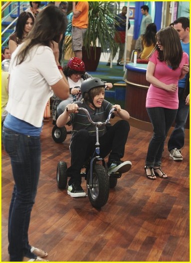 dylan-sprouse-doc-shaw-roomies-02