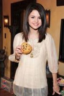 17079348_AEANXNJQV - selena gomez