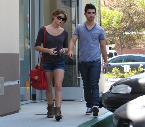 ashley-greene-twilight-and-joe-jonas-spotted-spending-the-afternoon-together-grabbing-coffee-and-rid - Joe si Ashley