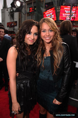 Demi-and-Miley-disney-channel-star-singers-6188695-266-399[1] - miley si demi