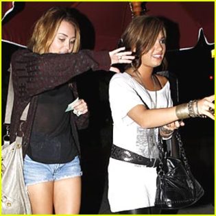 miley-cyrus-demi-lovato-dinner[1]