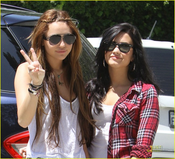 miley-cyrus-demi-lovato-twosome-04[1] - miley si demi