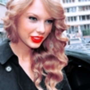 candids_nrjradio007 - Taylor Swift