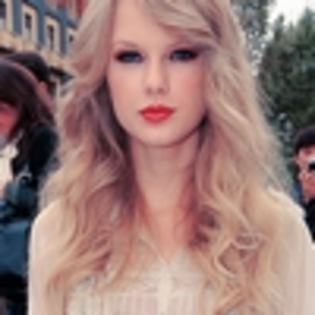 events_fashionshow052 - Taylor Swift