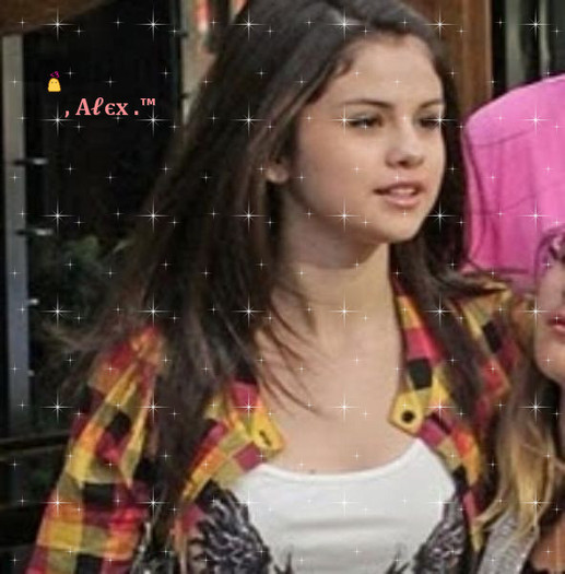 18847490_DKKGCVRYJ - selena gomez