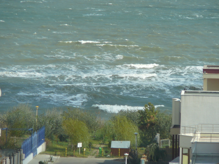 octombrie - Marea vazuta de la fereastra mea