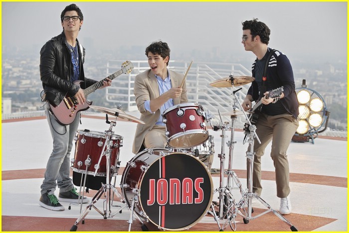 emma-roberts-jonas-la-first-look-09 - poze Jonas Brothers in LOS ANGELES