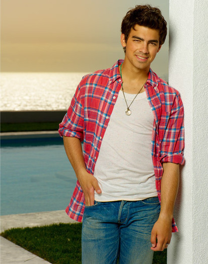 Joe-jonas-la-13161365-472-600